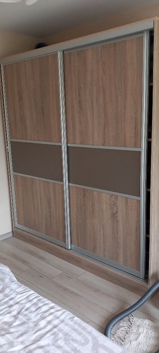 масивен гардероб  с плъзгащи врати