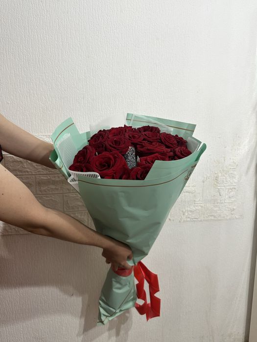 Красный свежий букет розы