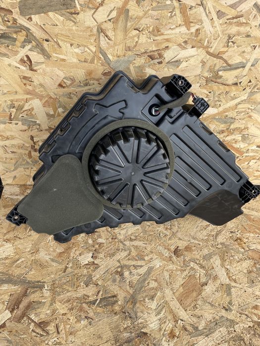 Субуфер колона Jeep Grand Cherokee WK2 2014+harman kardon