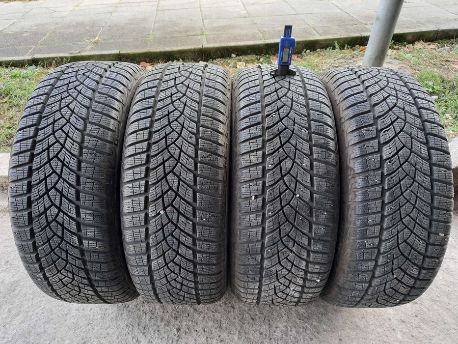 215/55 R17 GOODYEAR UltraGrip