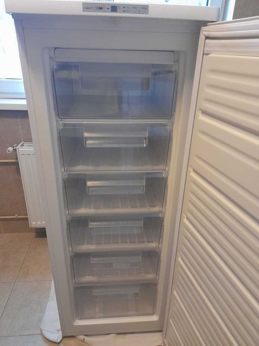 Vând congelator HEINNER cu 5 sertare