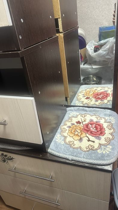 Продам комод с зерколом и 2 тумбочки