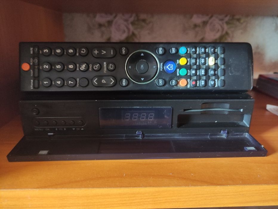 Спутниковые антенны и тюнер.