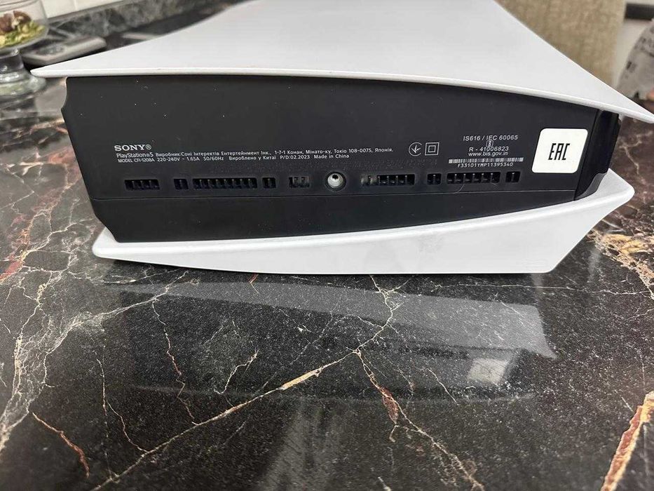 PlayStation 5 c двумя джойстиками и 9 дисками