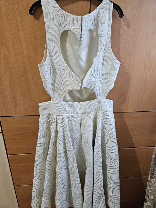 Елегантна рокля с ефектен гръб