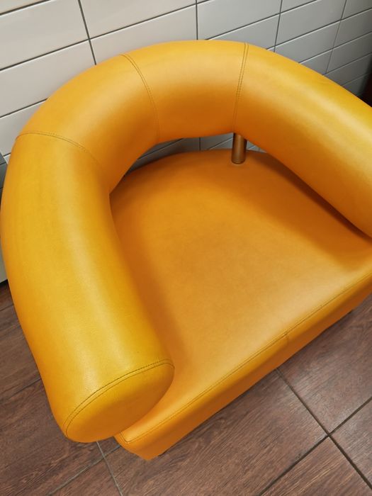 Кожен диван и два фотьойла