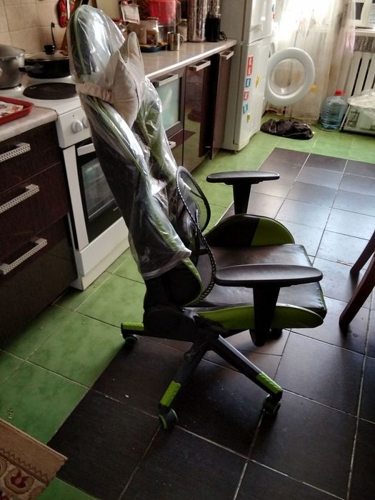 Кресло качалка и компютерное кресло