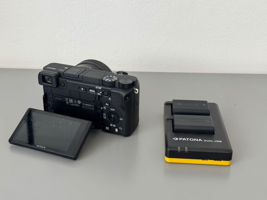 Vand Sony A6400 + obiectiv de kit 16-50mm f/3.5-5.6.