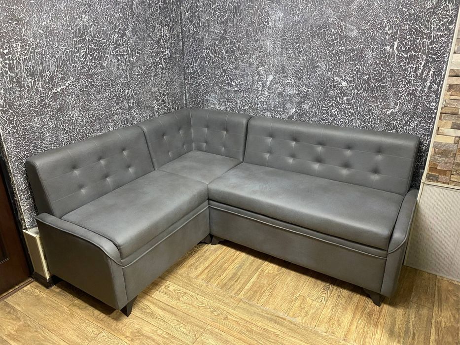 Кухонный уголок мягкий имеется бельевые ящики