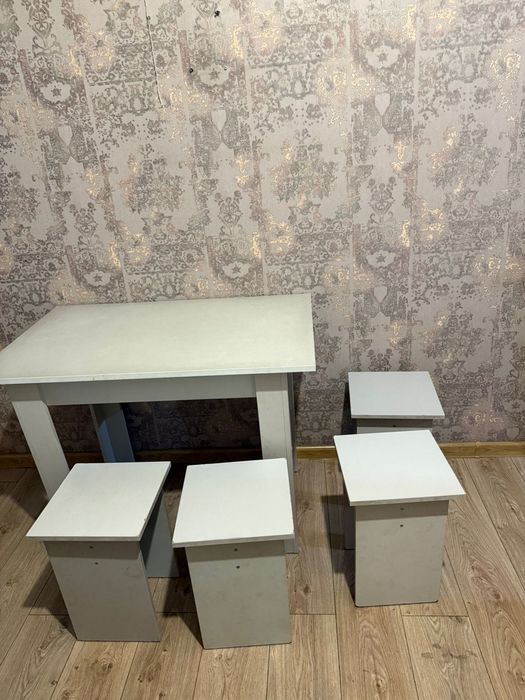 Стол и стульчики срочно продам
