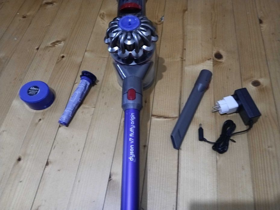 Продавам много добра Dyson V7 почистена прахосмукачка с отлична батерия и аксесоари