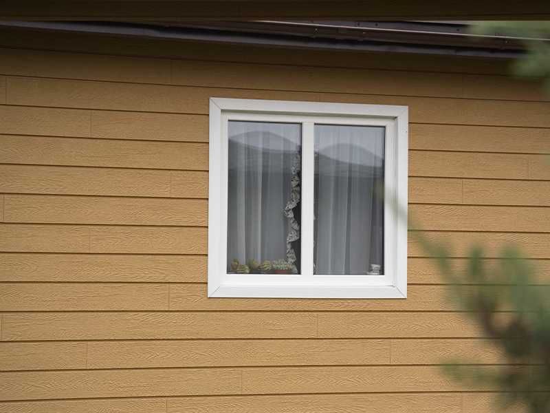 Сайдинг Карьяла под дерево. Металлочерепица, софиты, водосток.