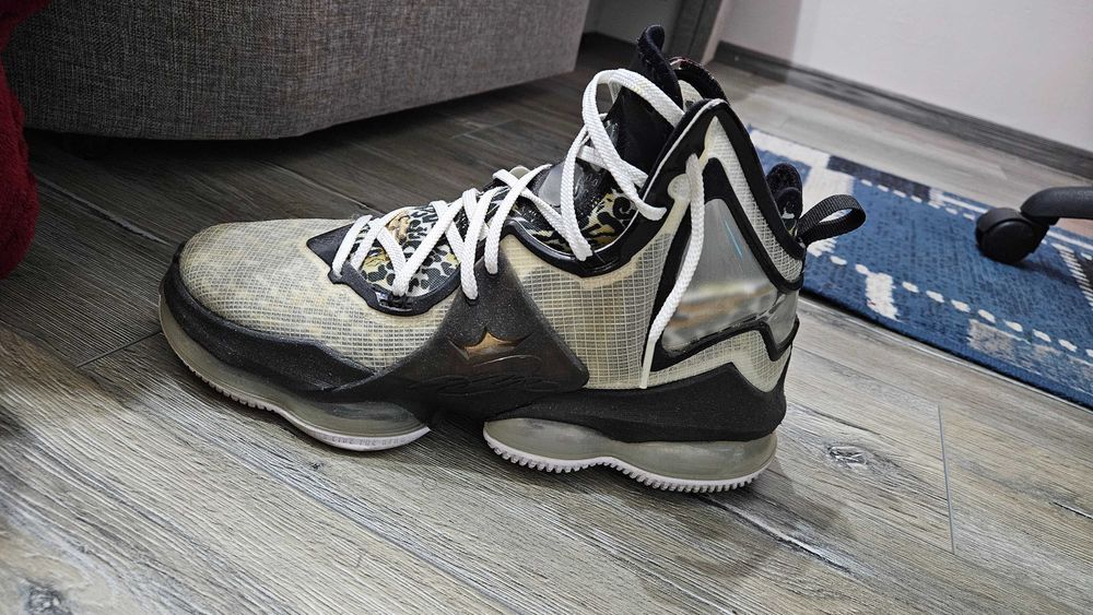 Lebron 19 Alb / Negru / Aur Metalizat
