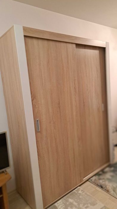 Гардероб с плъзгащи врати