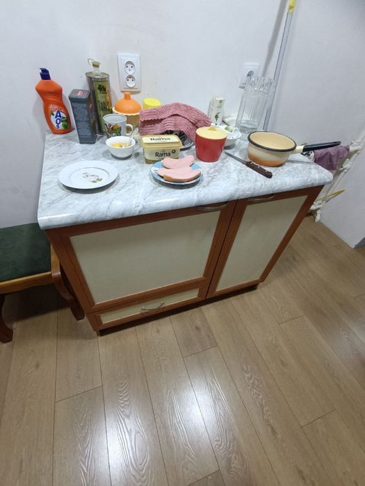 Кухонный гарнитур с вытяжкой