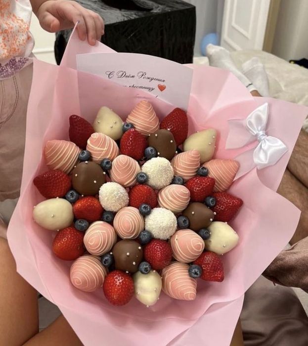 Финики в шоколаде /клубника в шоколаде