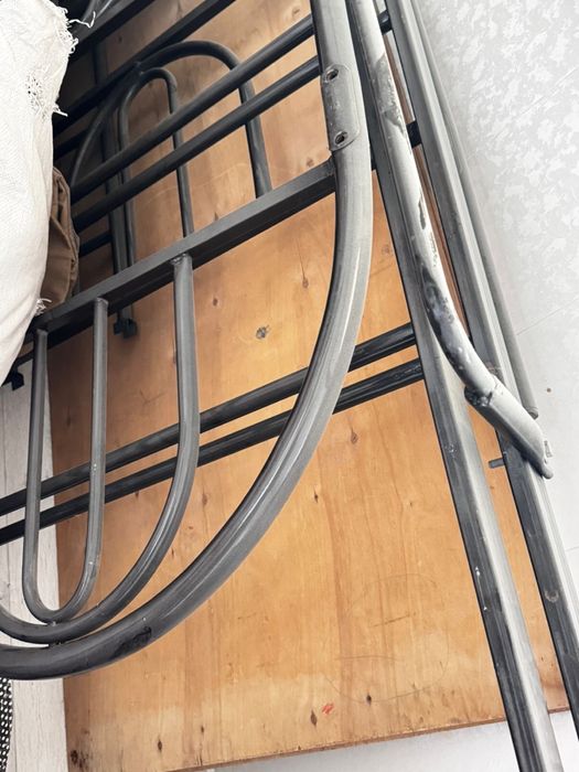 Двухяростный кровать