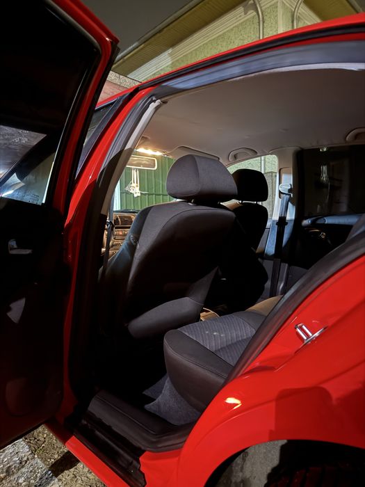 Продава се сеат леон!!