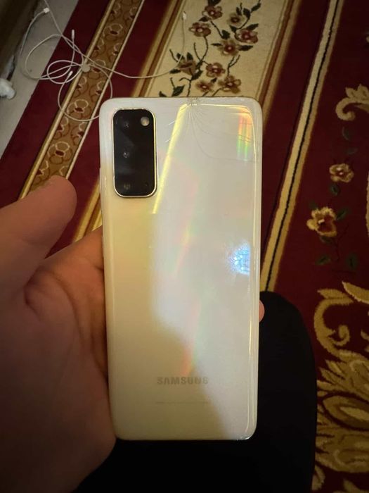 SAMSUNG S20 5g . .