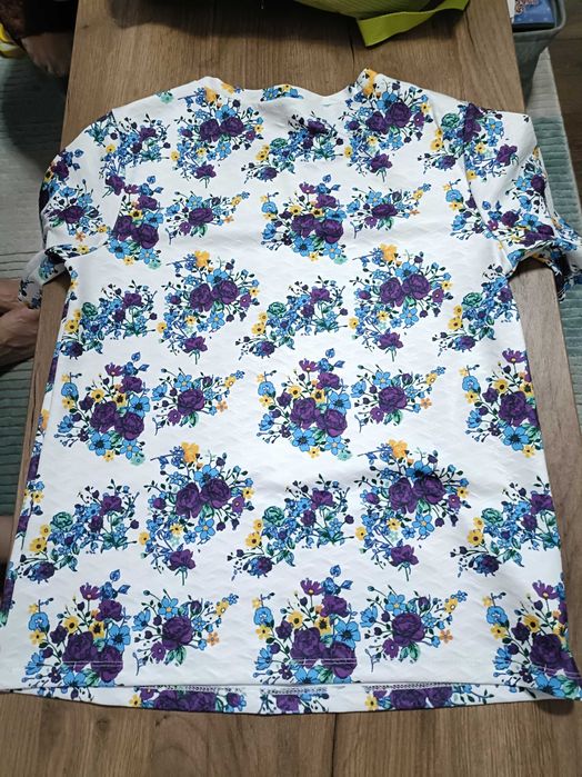 Vând tricou cu flori