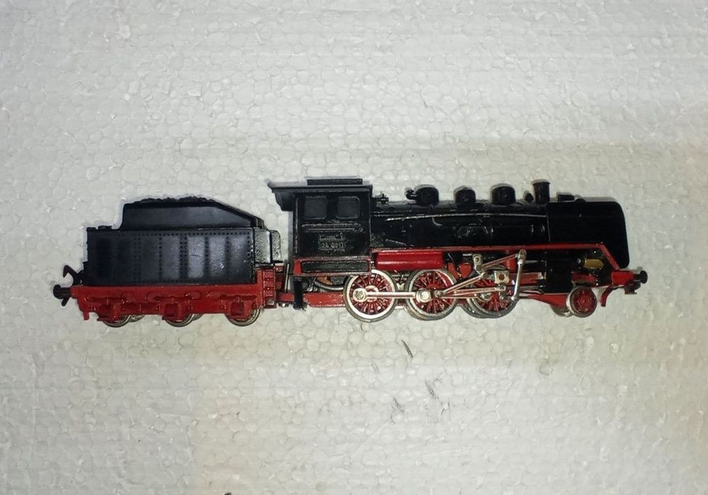 Locomotiva fleischmann BR24 scara H0, 1:87

Tracțiune integrală pe 3 a