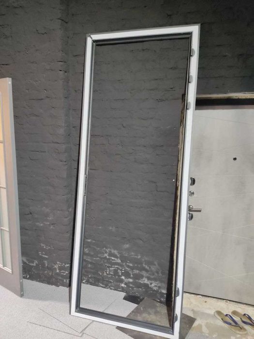 Дверь, алюминиевый корпус. Размер коробки  94,5см * 242см