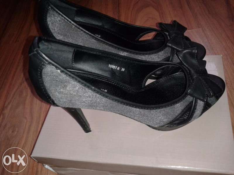 Отворени обувки на висок ток