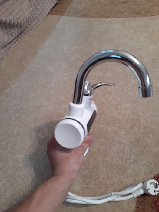 Продам водонагреватель кран  новый