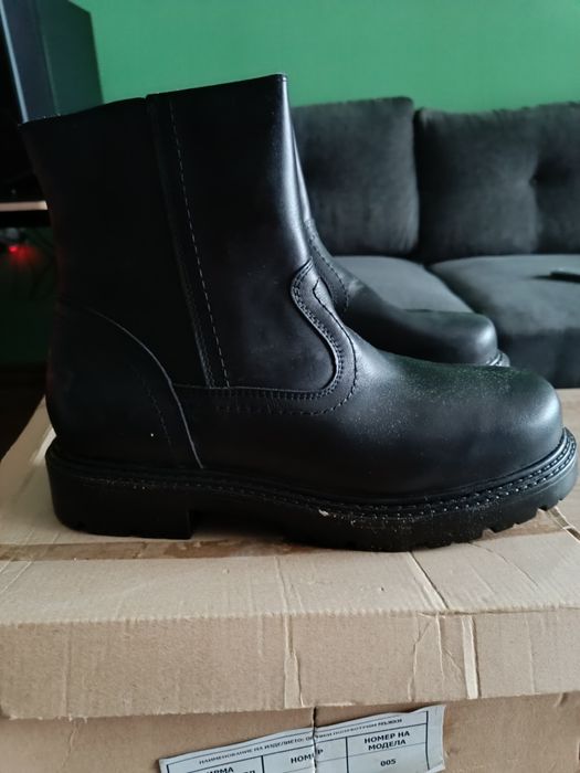 Чисто нови зимни обувки боти