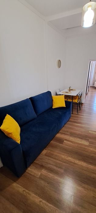 Cazare ultracentral apartament cu dormitor, living, bucatarie.