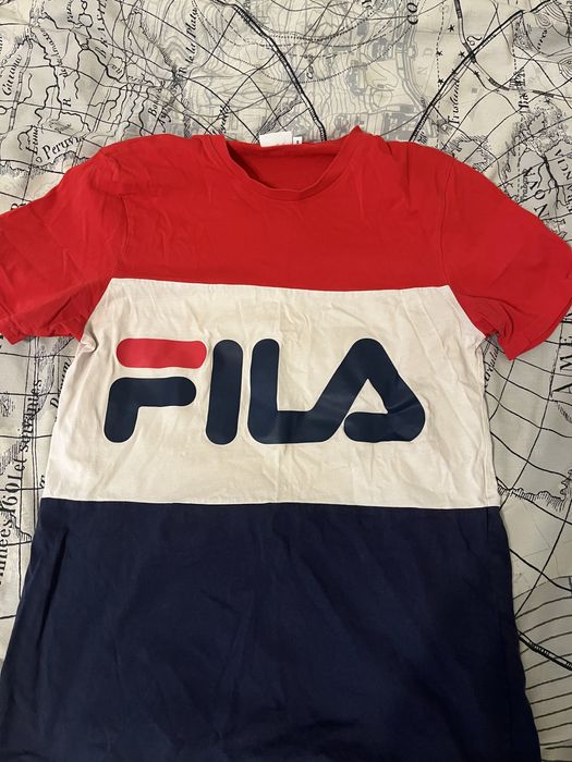 Продавам тениска Fila