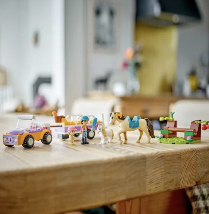 LEGO Friends Ремарке за кон и пони 42634
