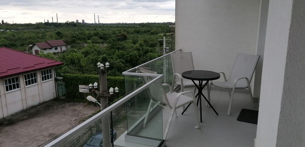 Inchiriez apartament cu două camere foarte mari în White Tower (complet utilat) 2500 lei.