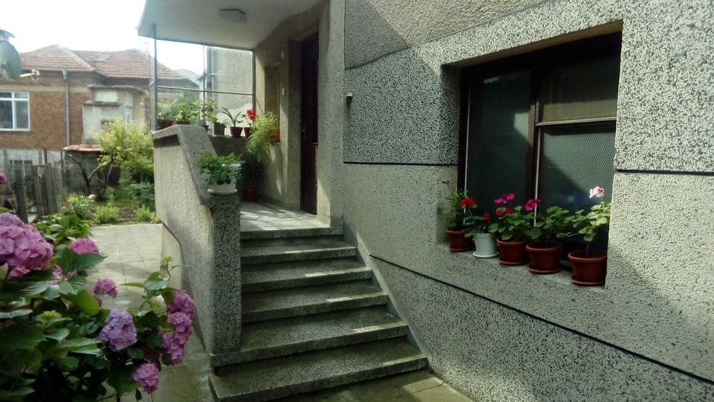 ПРОДАВАМ ЗАМЕНЯМ ИМОТА се намира в самото сърце на Карнобат обл.Бургас