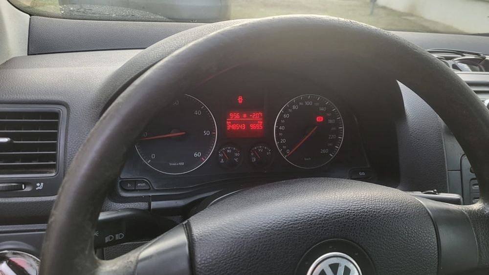 Vand Golf 5 motor 1.9 dizel preț 2.000€ negociabil