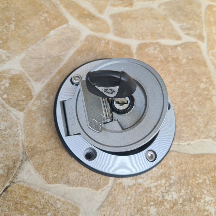 Vând capac rezervor Yamaha r6 2020