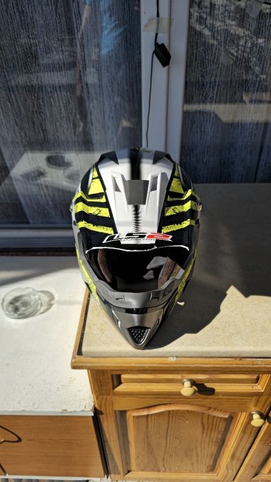 Здравейте Продавам Каска и Протектор за гръб в много добро състояние