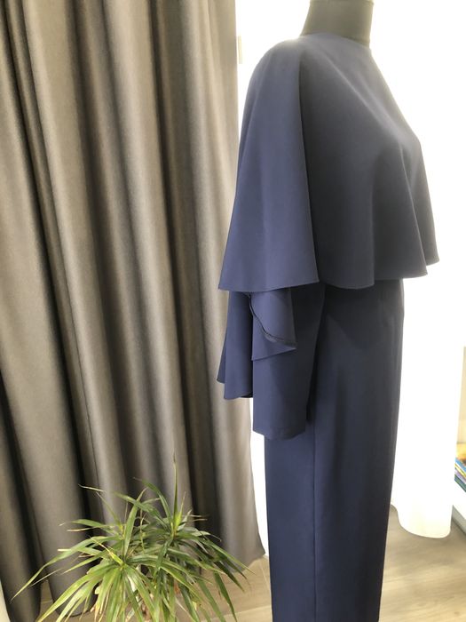 Rochie dreapta cu capă.