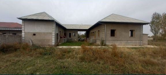 Uy sotiladi Roxat postidan 25 km 10 xonaliy uy gaz svet bor 1