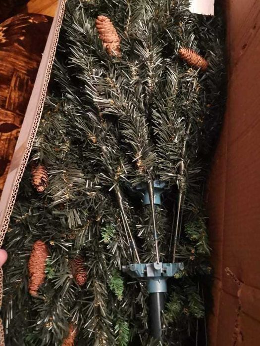 Коледна елха 210см. голяма и със 180бр шишарки