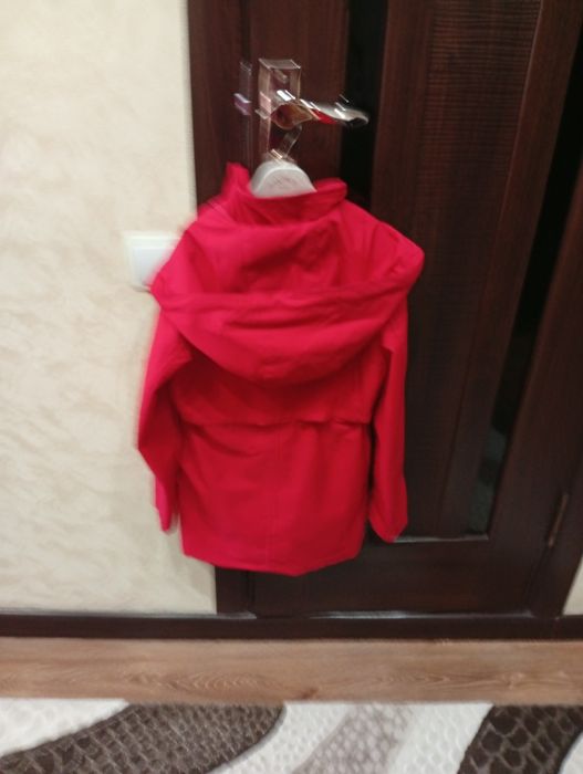 Продам плащи на девочек.