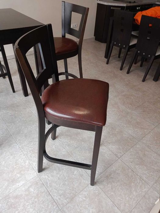 Висока маса с четири бар стола