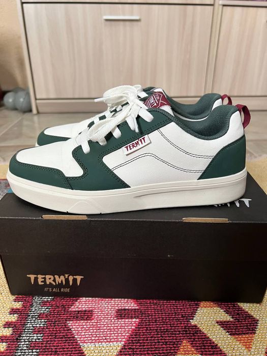 Продам кроссовки