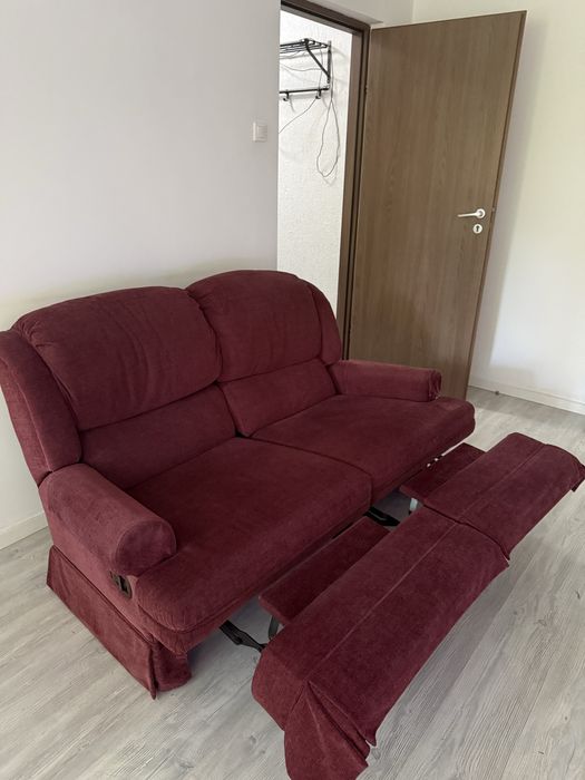 Vând canapea 2 locuri tip recliner, TV Samsung 40” Full HD și măsuță TV neagră.