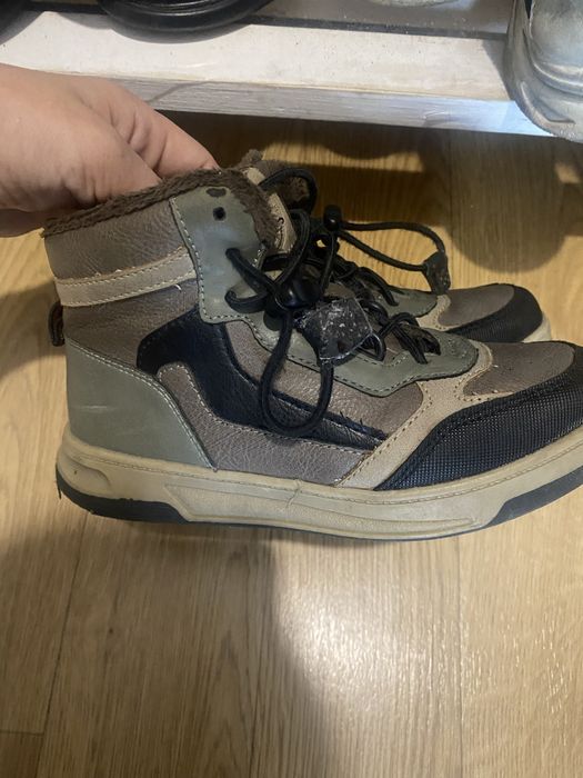 Продам осенние ботинки для мальчика