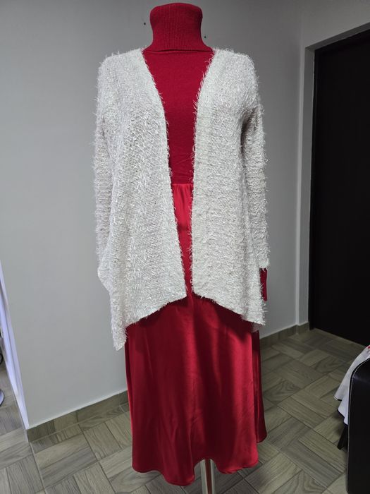 Cardigan alb model pene de struț, model asimetric