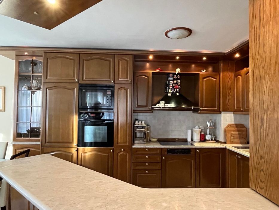 Гръцка кухня( 5,4 м.) с бар (1,8 м.) с  врати от масивна дъбова рамка