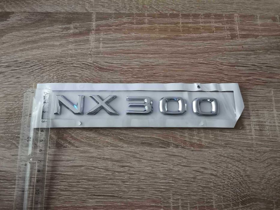 сребрист надпис Lexus NX 300