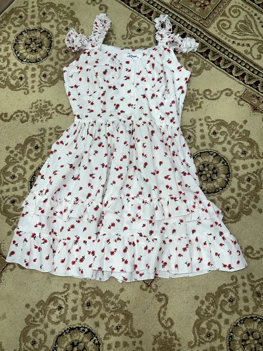 летнее платье с принтом цветочков