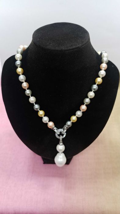 Огрлици многоцветни и бяло естествени перли майорка.